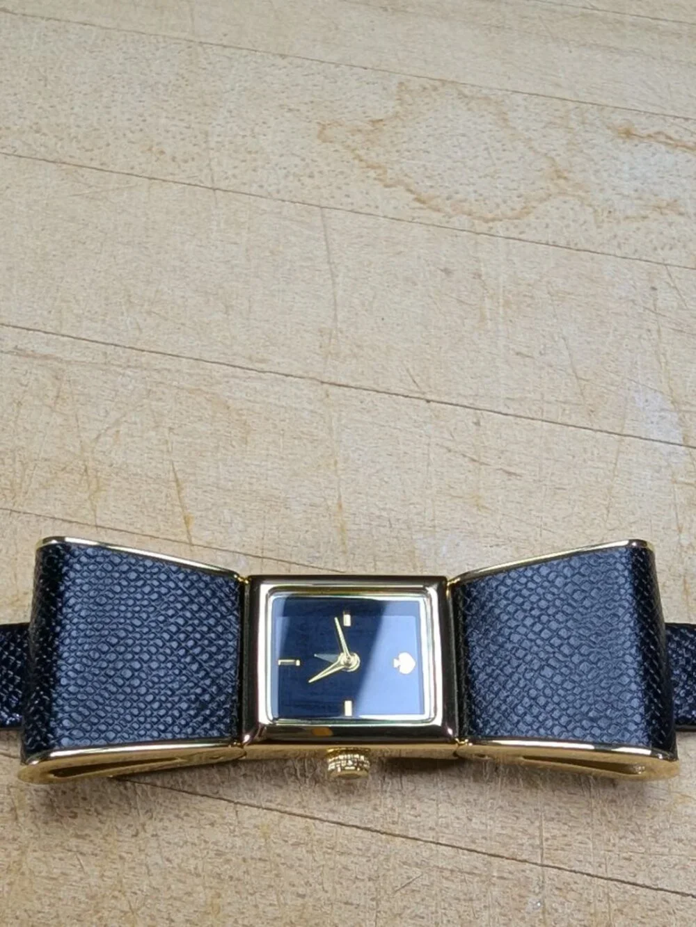 Kate Spade New York Kenmare Bow Watch – Black Saffiano Leather – Gold Tone – Run